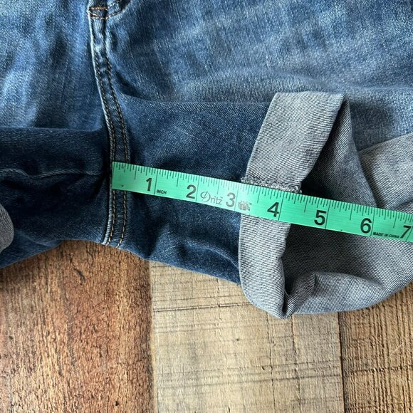 Silver Jeans Co. Women's Size 26 Boyfriend Short 4.5" Cuffed in Medium Blue - Picture 4 of 7